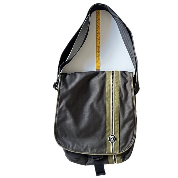 Crumpler Unisex Lightweight Friday Nylons Vertical Messenger Laptop Bag - Picture 16 of 17